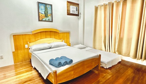 Standard Room, 1 Queen Bed, Shared Bathroom
