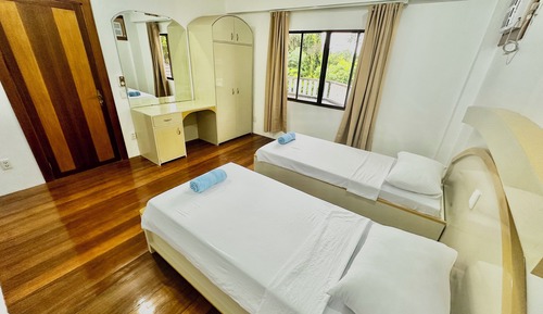 Standard Twin Room, 2 Twin Beds, Shared Bathroom