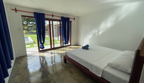 Signature Room, 1 King Bed, Pool View