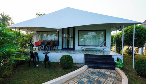 LARGE TENT COTTAGE WITH LAKE AND HILL VIEW