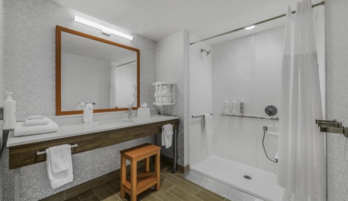 Room, 2 Queen Beds, Roll-in Shower