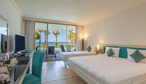 Swim Up Room