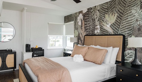 Superior Studio, 1 Queen Bed, Courtyard View, Corner