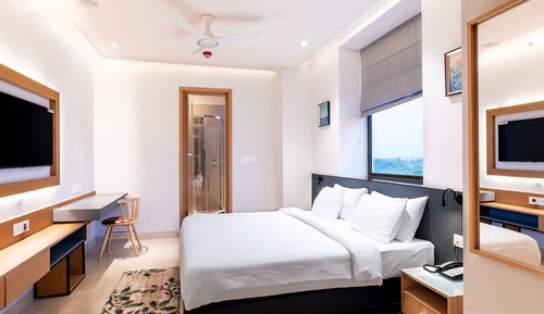 Deluxe Room, 1 King Bed, Private Bathroom, City View