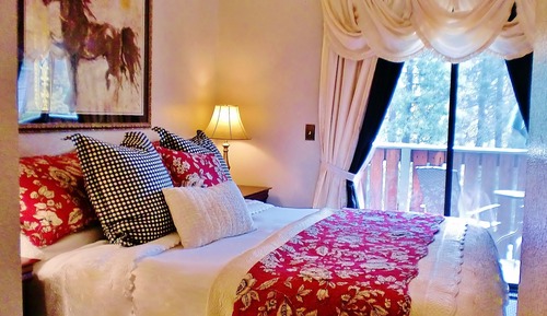 Deluxe Room, 1 King Bed, Non Smoking, Partial Lake View