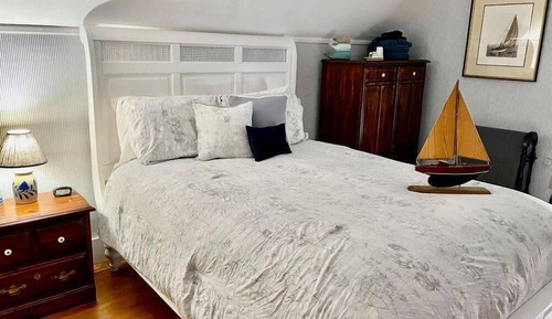 Basic Double Room, Shared Bathroom (Henry Ford Room)
