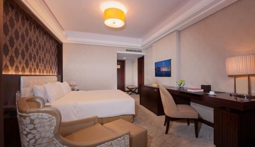 Elegant Lake View Family Suite