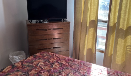 Basic Room, 1 Queen Bed, Valley View