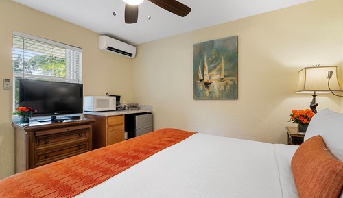 Standard Room, 1 King Bed (#15 Balcony 2nd Floor)