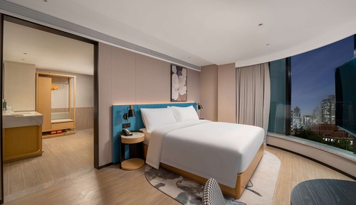 Deluxe Room, 1 King Bed