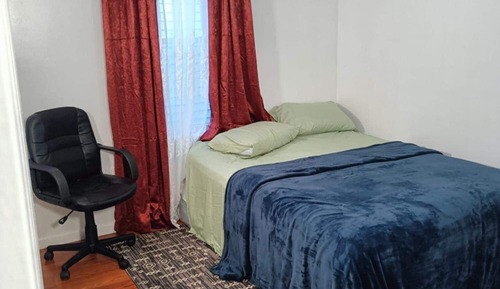 Family Room, 1 Queen Bed, Non Smoking, Shared Bathroom