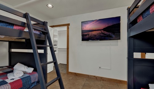 House, Multiple Beds, Pool Access (Oakridge Ranch: Pool + Hot-Tub)