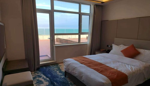 Room, 1 Queen Bed, Non Smoking (Courtyard Room w/ 180 Degree Seaview)