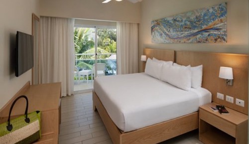 Junior Room, 1 King Bed, Pool View