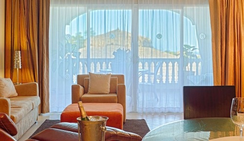 Room, Pool View