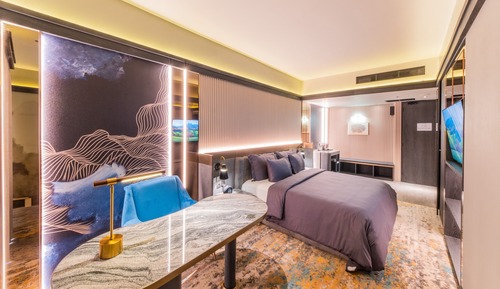 Business Suite, 1 King Bed, Non Smoking, Balcony
