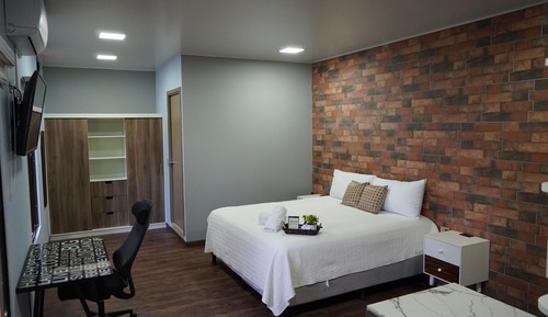 Deluxe Studio Suite, 1 King Bed, Garden View