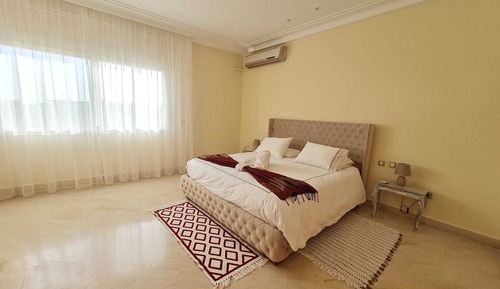 Deluxe Suite, 1 King Bed, Partial Lake View