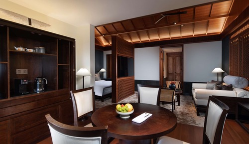 Signature Room, 1 King Bed, Courtyard View
