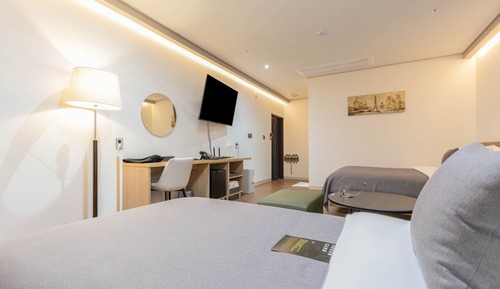 Studio Suite, Multiple Beds, Non Smoking, Private Bathroom