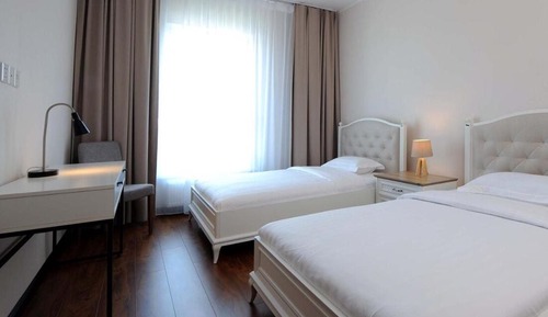 1 king bed & 2 twin bed rooms apartment with 1 bathroom