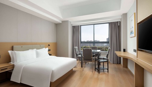 Room, 1 King Bed, Non Smoking (Mahjong)