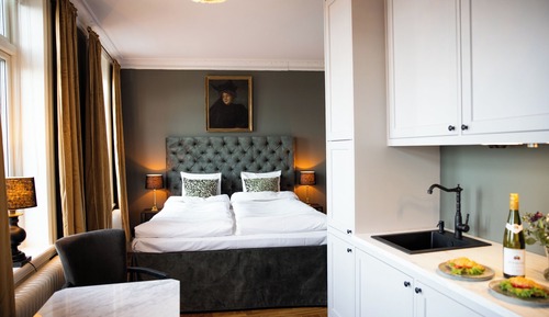 Deluxe Apartment, 1 King Bed, Partial Ocean View