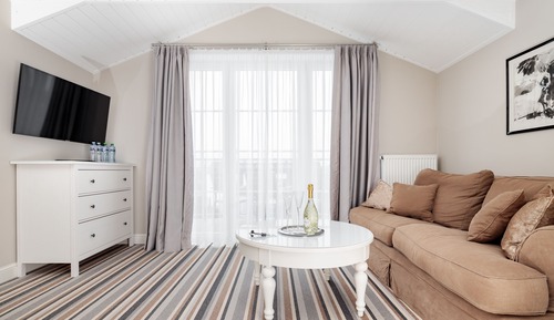 Executive Studio Suite, Hill View