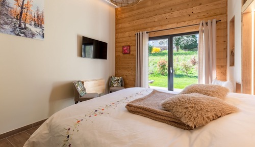 Superior Double Room, Ensuite, Mountain View (Mélèze)