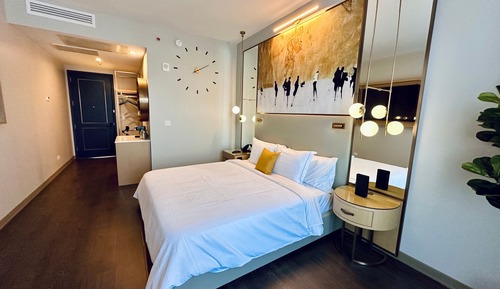 Luxury Room 1 King Accessible/Hearing