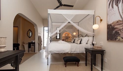 Suite, Poolside