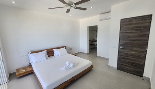 Business Suite, 1 King Bed, Pool Access, Ocean View