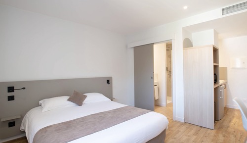 Comfort Studio, 1 Queen Bed, Courtyard View