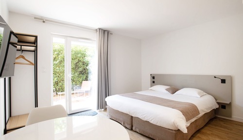 Comfort Studio, 1 Queen Bed, Courtyard View
