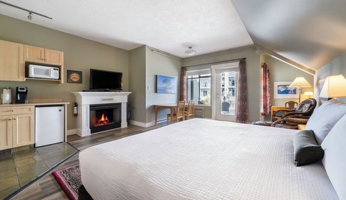 Deluxe Studio Suite, 1 King Bed, City View