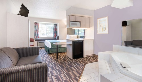 Deluxe Studio Suite, 1 Queen Bed, Non Smoking