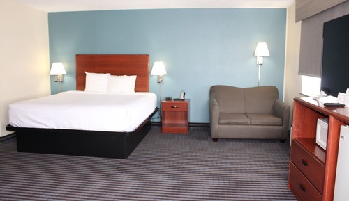 Deluxe Room,1 King Bed, Non Smoking, Hot Tub (East Building)