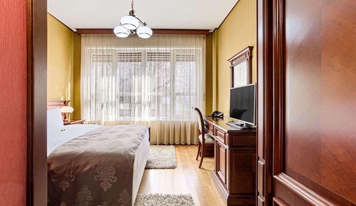 Suite, 1 Queen Bed, Non Smoking, Bathtub