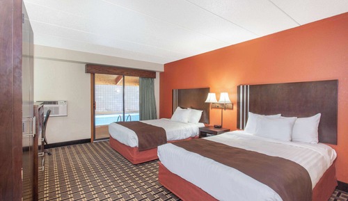 Deluxe Room, 2 Queen Beds, Non Smoking, Poolside
