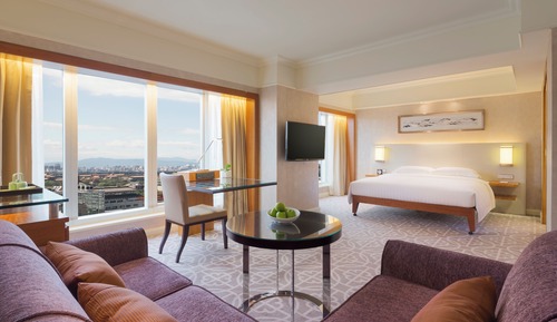 1 King Bed with Club Access Deluxe