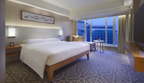 1 King Bed with Club Access