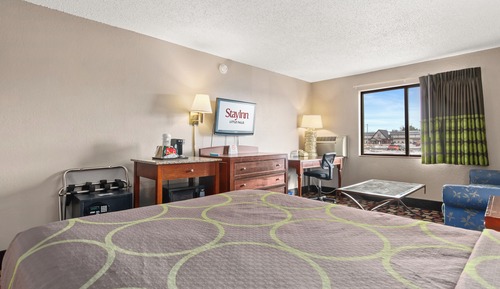 Suite, 1 Queen Bed, Non Smoking, Microwave