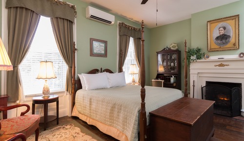 Classic Room, 1 Queen Bed, Private Bathroom
