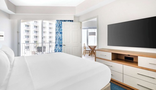 1 Bedroom Queen Suite with Balcony and Sofabed