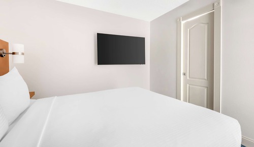1 Bedroom Queen Suite with Sofabed