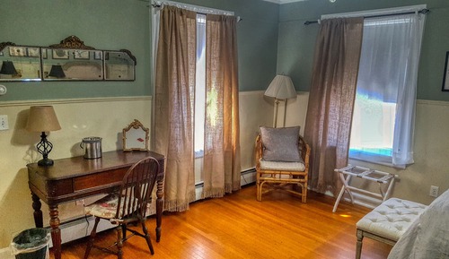 Superior Twin Room, Ensuite (Room 4 The Robert Frost)