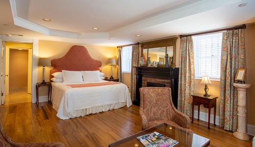 Deluxe Room, 1 King Bed (Emma Kelly)