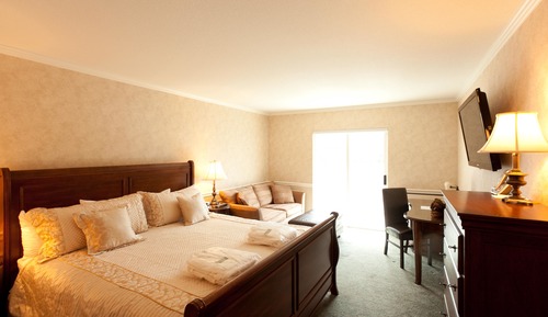 Deluxe Room, 1 King Bed with Sofa bed, Mountain View