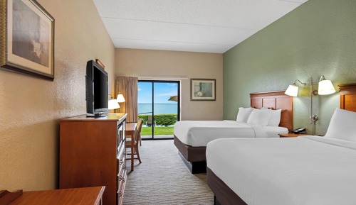 Two Queen Beachfront Walkout
