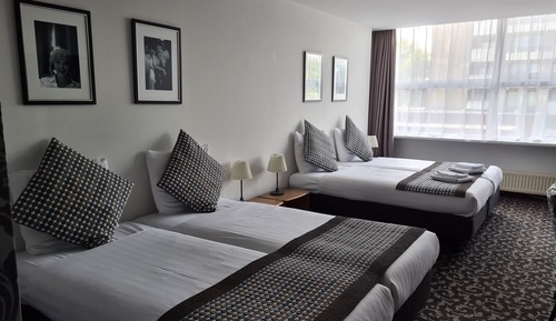 Family Room, 3 Twin Beds, Non Smoking, Bathtub